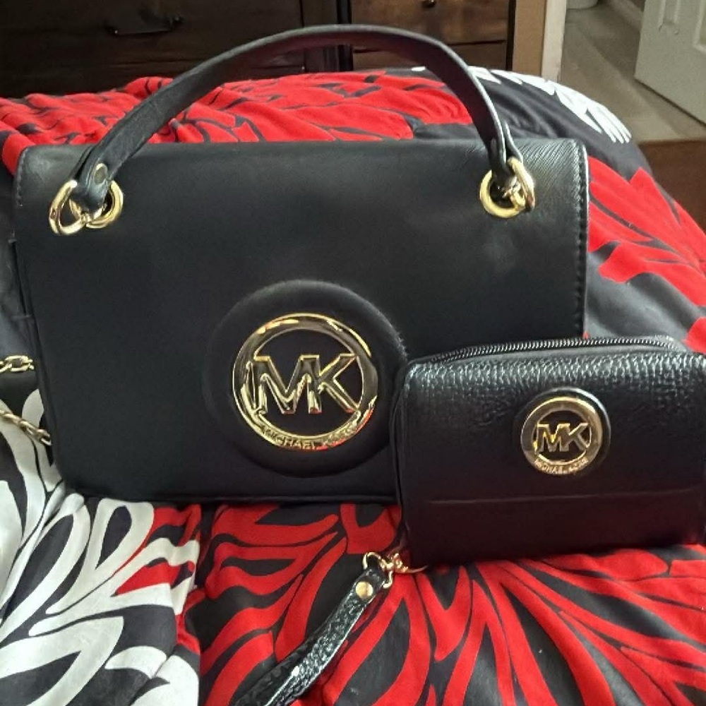 B86-Michael Kors Black Shoulder Bag with Gold Chain -  wallet sold separately - Picture 2 of 6